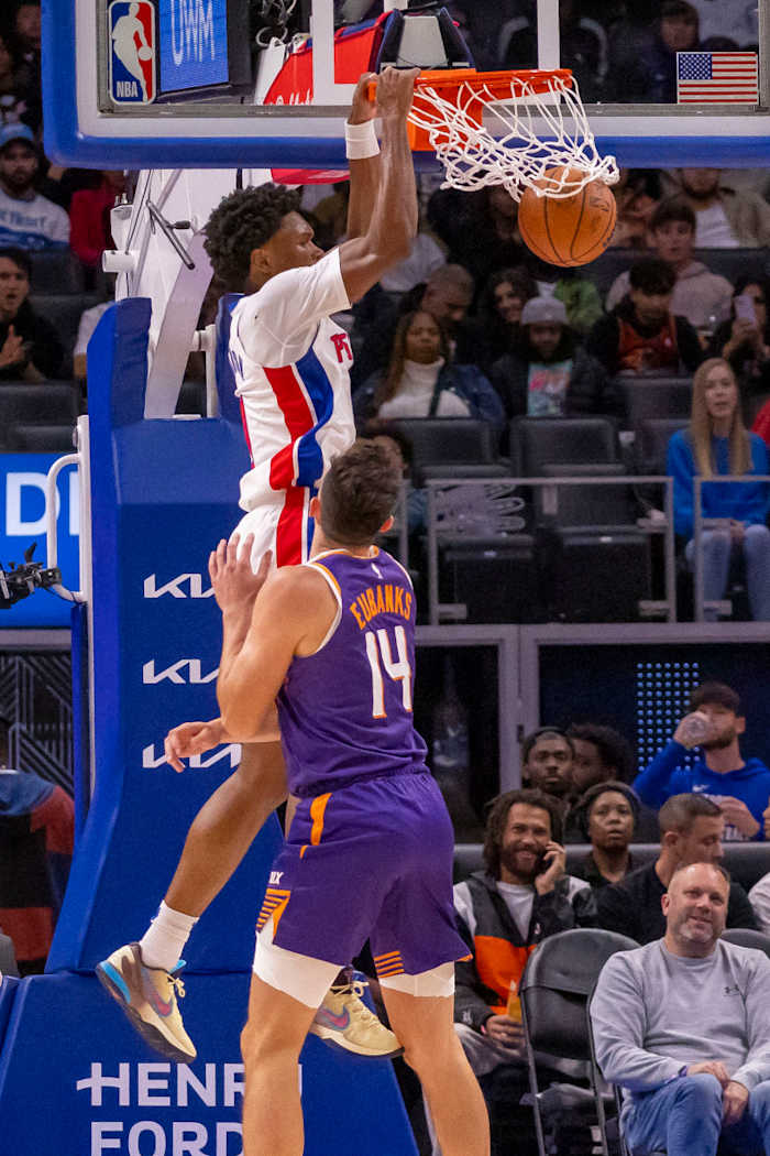 Ausar Thompson dunks